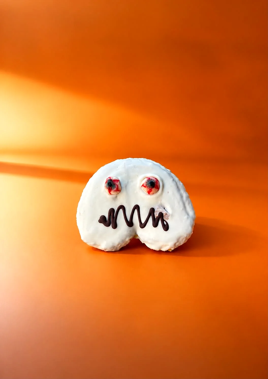 Palmera blanca con cara de fantasma y ojos de gominola, bañada en chocolate blanco